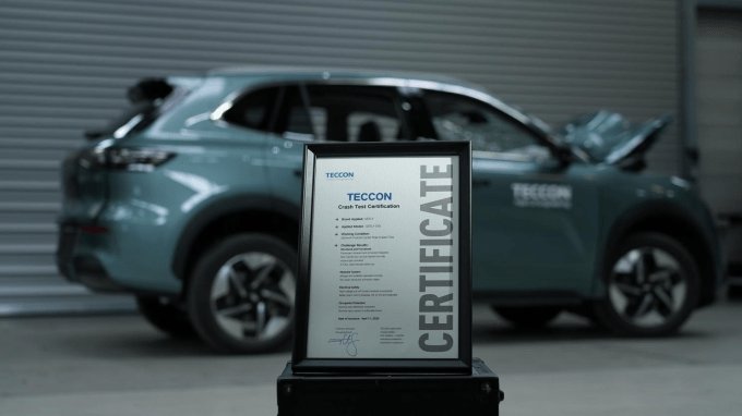 ジーリー・ギャラクシーE5、世界最高基準を突破──時速50km正面センターポール衝突試験に成功、神盾ショートブレードバッテリーが究極の安全性を実証