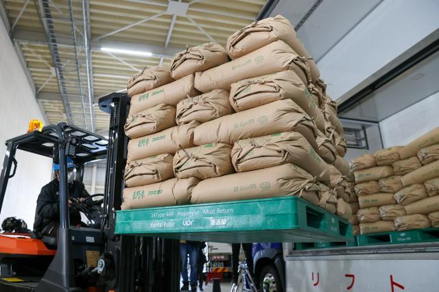 政府、備蓄米入札条件を緩和し価格抑制へ