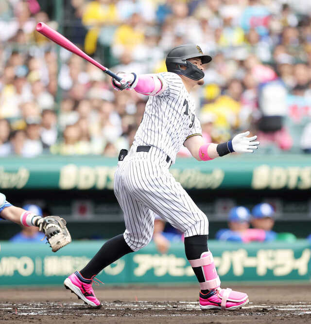 佐藤輝、右手一本でフェンス直撃の適時二塁打