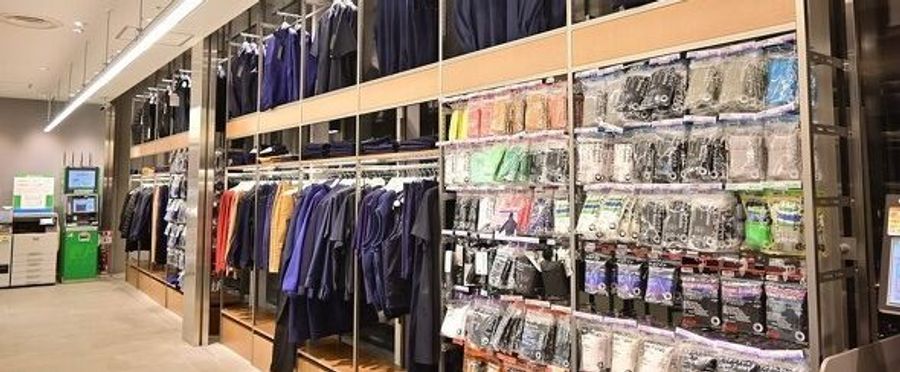 ファミマの戦略：コンビニで服を買う理由とは？