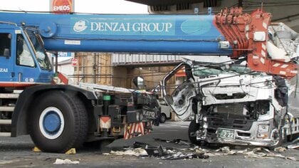 川崎市でトラックとクレーン車が衝突、運転手重傷