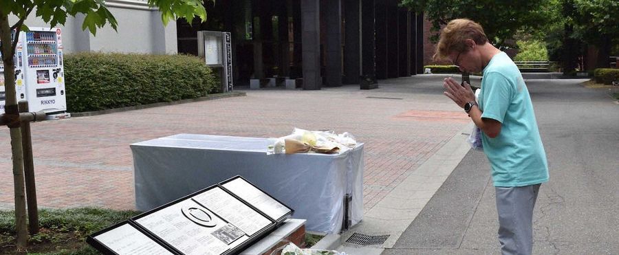 長嶋茂雄氏顕彰モニュメントに献花したファン
