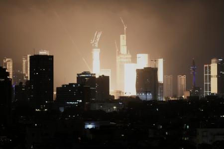 テルアビブでのミサイル攻撃と市民の祈り