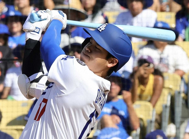 大谷翔平、父の日仕様の青バットで快打を披露