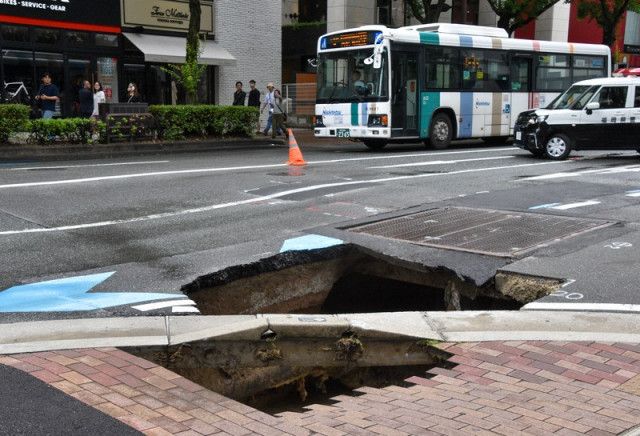 福岡市今泉で歩道陥没、通行人が通報