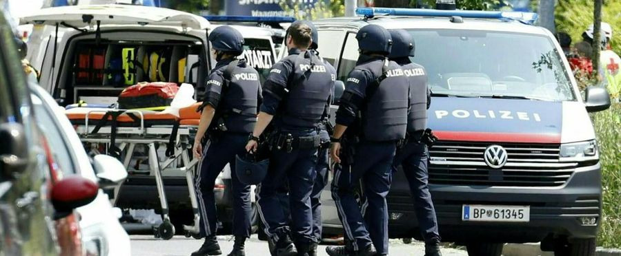 オーストリア高校銃撃事件で11人死亡の衝撃