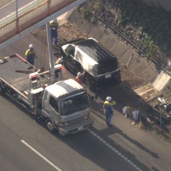 浜松市で普通車が高速道路に転落、子どもら搬送