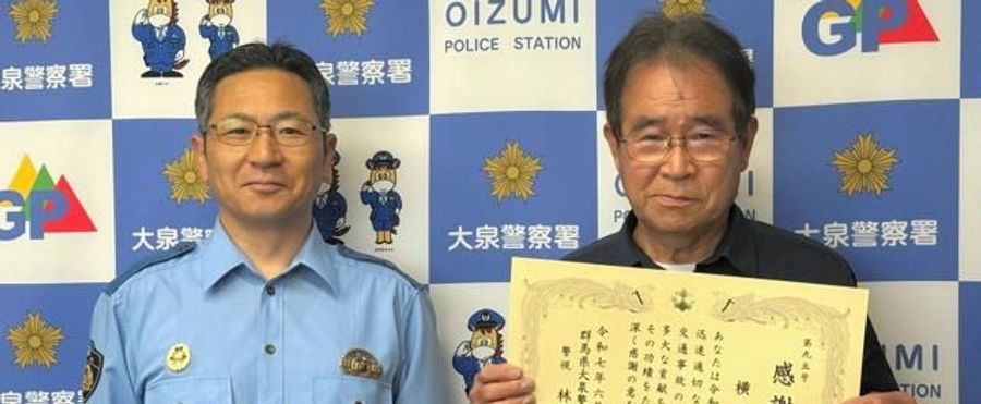 雨の中で保護された2歳児とその英雄的男性
