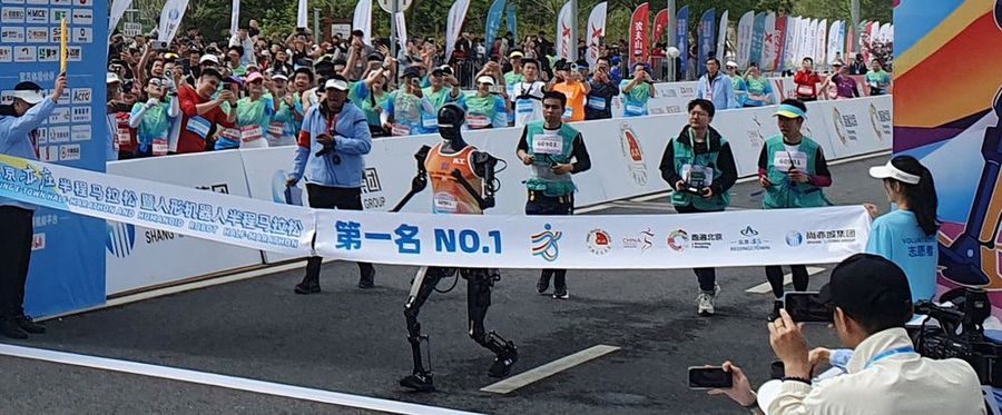 人型ロボット「天工」、北京ハーフマラソンで優勝