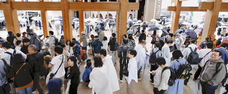 大阪万博の長蛇の列：4時間待ちの実態