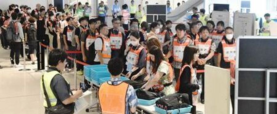 台湾有事に備える沖縄の住民避難訓練