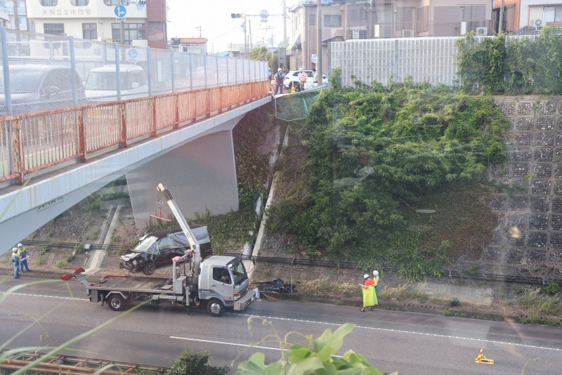 浜松市東名高速で乗用車転落、運転手を逮捕