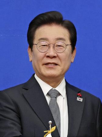 韓国大統領選で李在明氏が当選確実、支持者と祝う