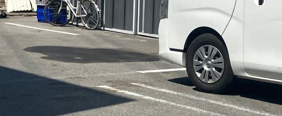 日曜日のコンビニ駐車場で発生した女性の火災事故