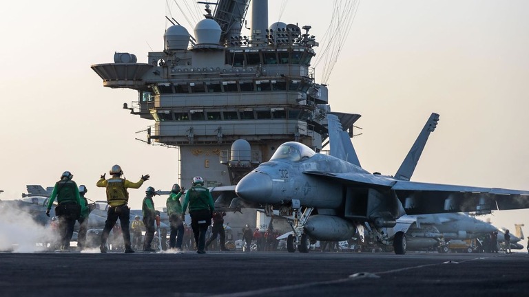 米海軍の空母からF/A-18戦闘機が海中に落下