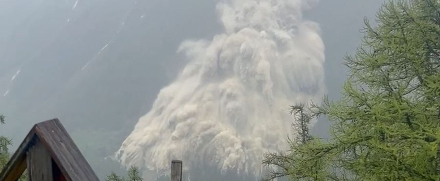 スイスで巨大氷河崩壊、ブラッテン村が被害を受ける