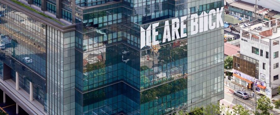 BTS FESTAでHYBE社屋が「WE ARE BACK」にラッピング