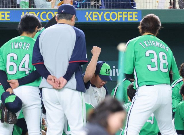 ヤクルト高津監督が試合前に円陣で声出し