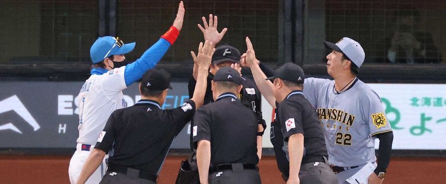 新庄監督が審判団と円陣を組んだ交流戦の模様