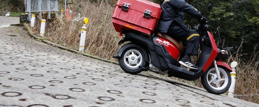 奈良・大阪の急坂「暗峠」をバイクで下る郵便配達員