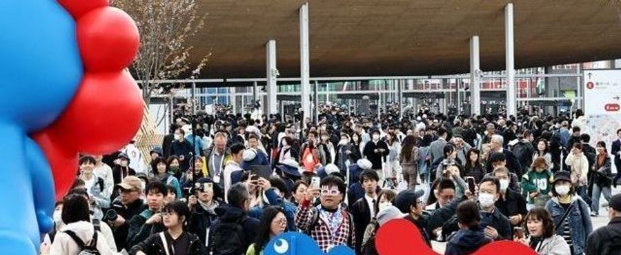 大阪・関西万博のミャクミャク像とSNS投稿の影響分析